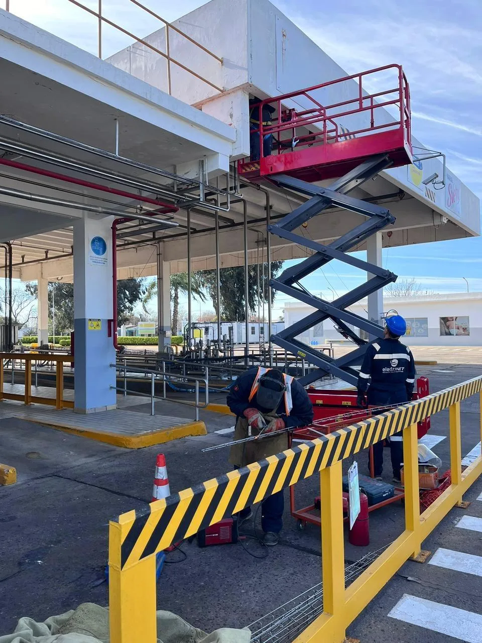 Trabajos en altura con plataforma tijera y EPP