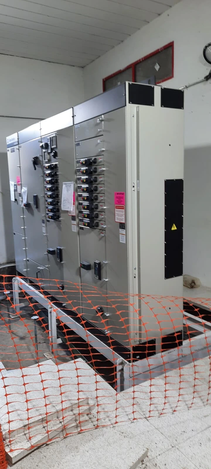 Montaje y conexión en sala eléctrica existente